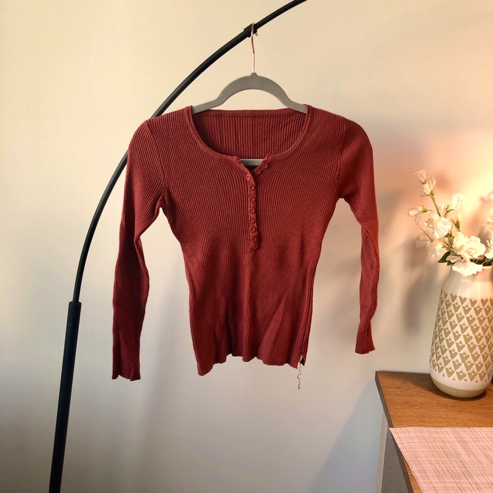 Ribbed burgundy long sleeve t-shirt